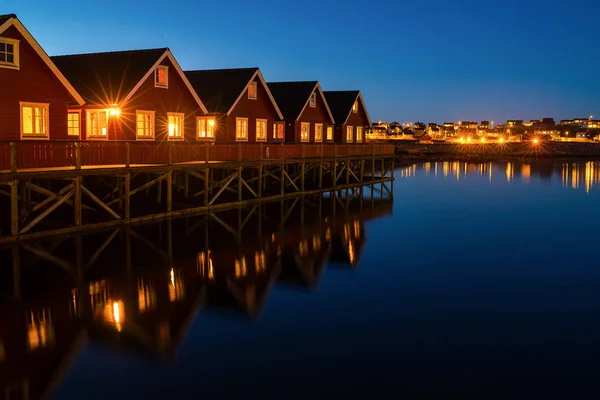 Norwegische Häuser bei Nacht Stockbild