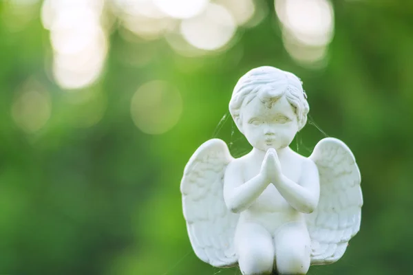 Tatlı küçük bebek melek tipi heykel mezarlığı