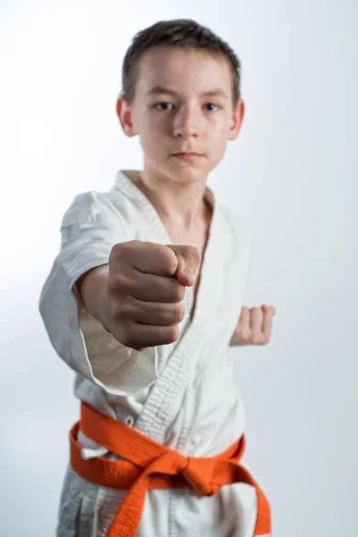 Karate, kampsport, en ung kille blåser, kampsport — Stockfoto