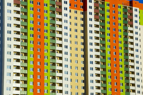 Kleurrijke gevel van het huis van een appartement — Stockfoto