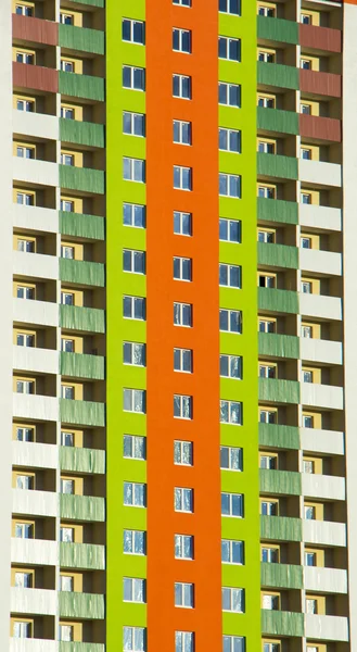 Kleurrijke gevel van het huis van een appartement — Stockfoto
