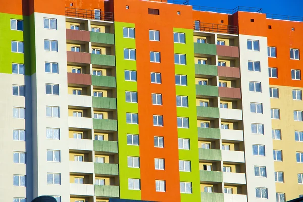 Kleurrijke gevel van het huis van een appartement — Stockfoto