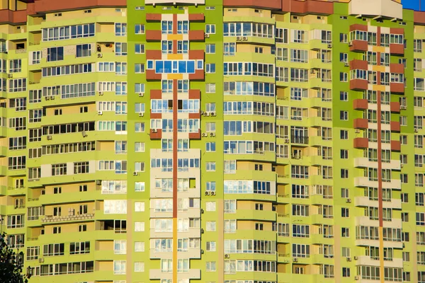 Fachada colorida de uma casa de apartamento — Fotografia de Stock