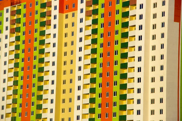 Fachada colorida de uma casa de apartamento — Fotografia de Stock