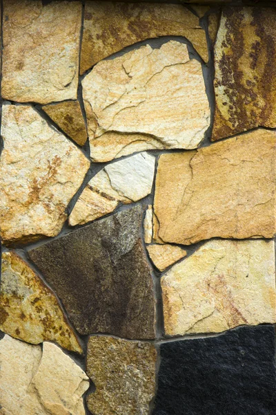 Стена из дикой разноцветной текстуры натурального камня — стоковое фото