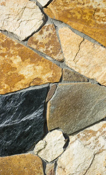 Bir duvar bir vahşi çok renkli doğal taş doku — Stok fotoğraf