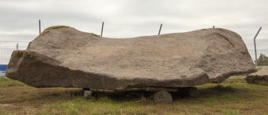 çevre düzenlemesi için yerdeki büyük Arnavut kaldırımı taşları