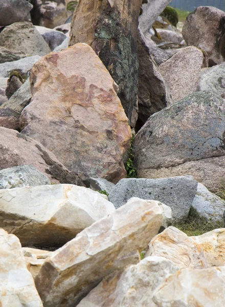 Grote keien stenen op de grond voor landschapsarchitectuur — Stockfoto
