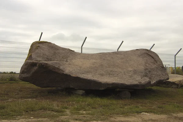 Grandes piedras de guijarro en el suelo para el paisajismo — Foto de Stock