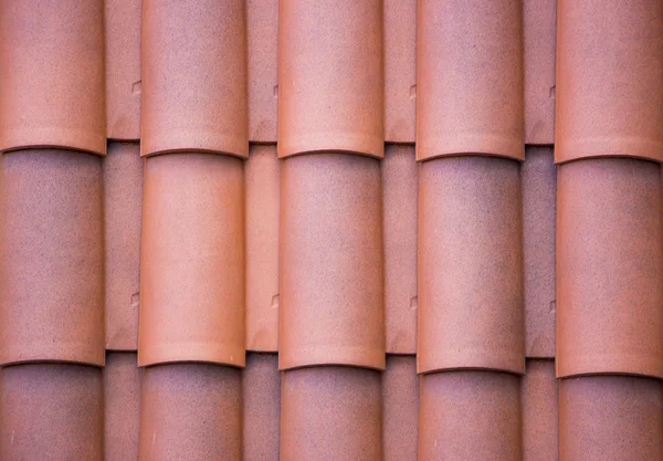 Telhado de telha de metal útil para fundo ou padrão — Fotografia de Stock