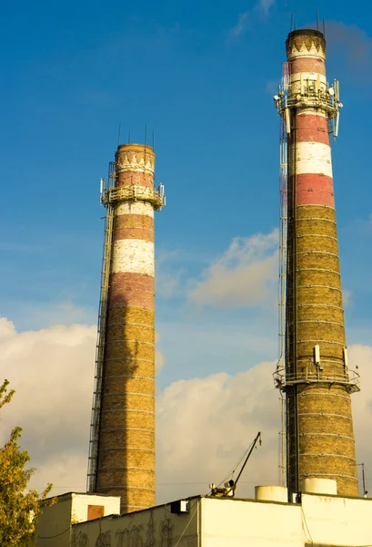 Fabriek uitlaatpijp zonder uitlaat tegen de blauwe hemel — Stockfoto