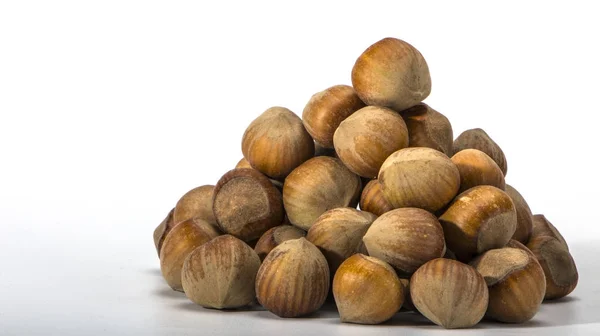 Hazelnuts крупным планом на легком фоне — стоковое фото