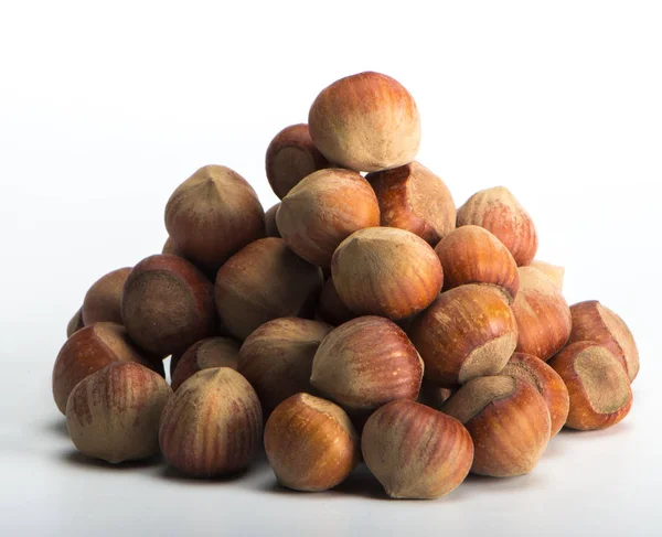 Hazelnuts крупным планом на легком фоне — стоковое фото
