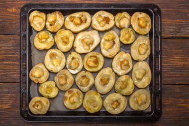 fırında patates fırın tepsisine bir ahşap masa üstü görünümü