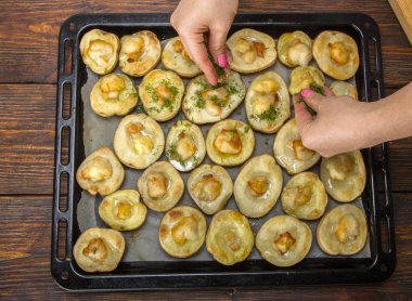 fırında patates fırın tepsisine bir ahşap masa üstü görünümü