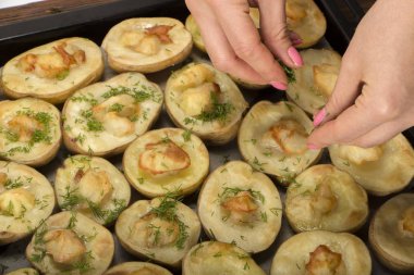 fırında patates fırın tepsisine bir ahşap masa üstü görünümü