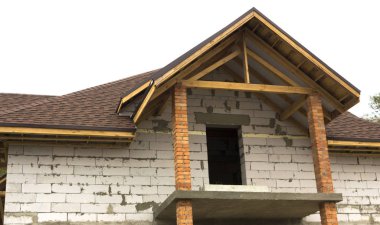 Yazlık sürecinde inşaat ahşap çatı arch. Çatı yapım aşamasında