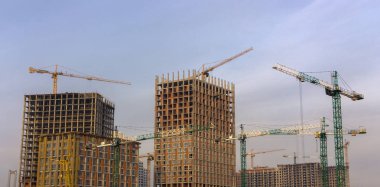 İnşaat alanında vinçler.