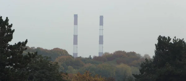 Central eléctrica con chimeneas humeantes en el horizonte a principios de primavera —  Fotos de Stock