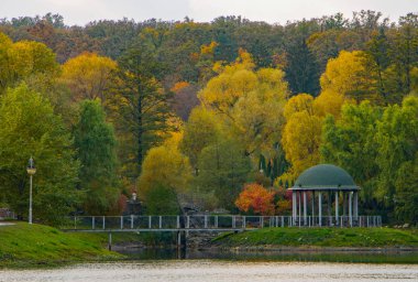 Çardak çevrili Park yeşillik sonbahar sonbahar,