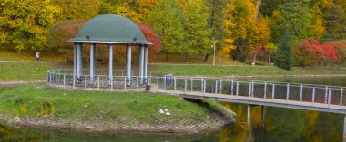 Çardak çevrili Park sonbahar yaprakları sonbahar, Feofania, Ukrayna