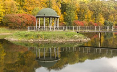 Çardak çevrili Park sonbahar yaprakları sonbahar, Feofania, Ukrayna