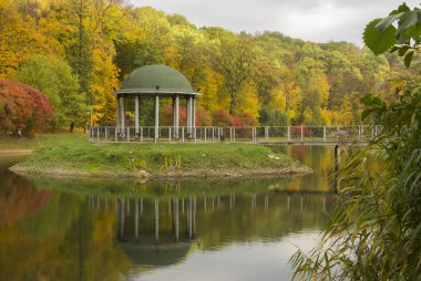 Çardak çevrili Park sonbahar yaprakları sonbahar, Feofania, Ukrayna