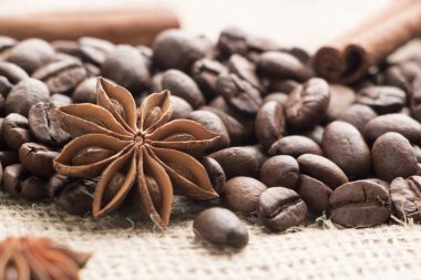 kahve çekirdekleri ve anasonu kaba kumaş üzerine