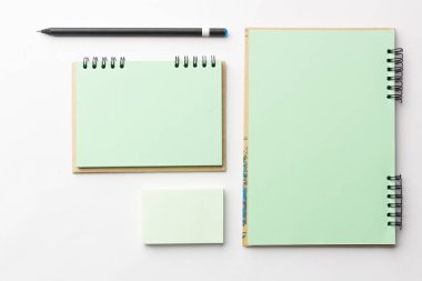 İleti örneği, notebook, çıkartmalar ve kalem modern örnekleri.