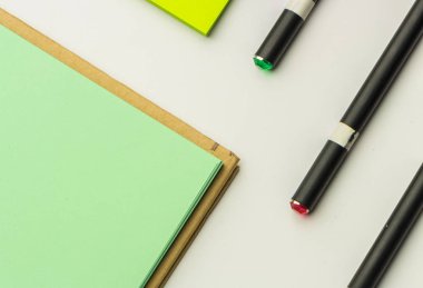 İleti örneği, notebook, çıkartmalar ve kalem modern örnekleri.
