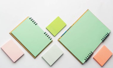 İleti örneği, notebook, çıkartmalar ve kalem modern örnekleri.