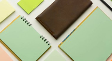 İleti örneği, notebook, çıkartmalar ve kalem modern örnekleri.