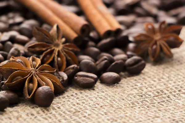 Kávová zrna a badyánu na hrubé tkaniny — Stock fotografie