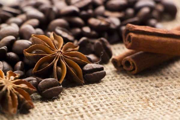 kahve çekirdekleri ve anasonu kaba kumaş üzerine