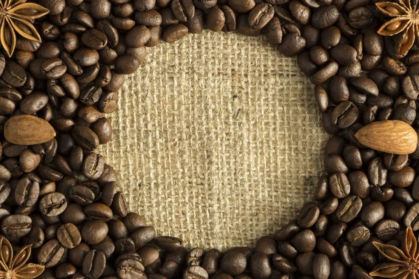 Grãos de café e anis estrela em tecido grosso — Fotografia de Stock