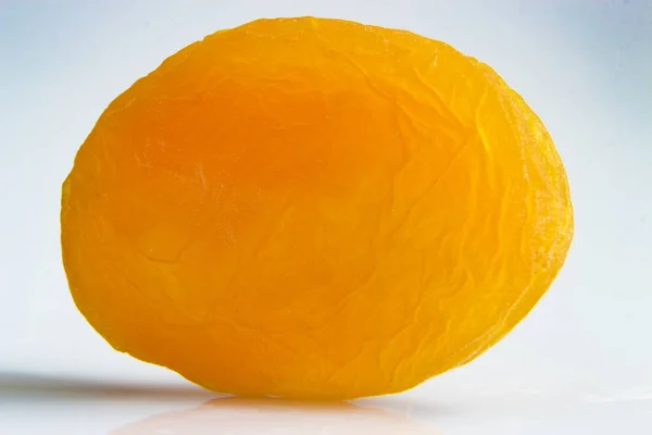Sušené meruňky haldy proti Bílému pozadí — Stock fotografie