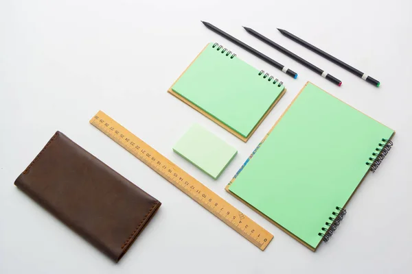 Mostre moderne de papetărie, notebook-uri, autocolante și creioane . — Fotografie, imagine de stoc