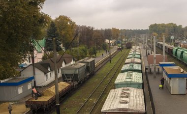 Tren istasyonu. Mal demiryolu vagonlar.