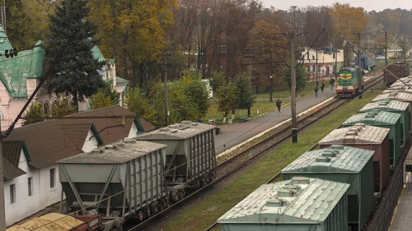 Bahnhof. Güterwaggons auf der Schiene. — Stockfoto