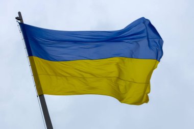 Mavi gökyüzüne karşı Ukrayna ulusal bayrağı