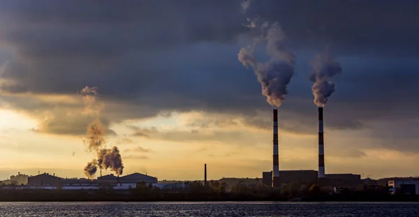 Röret av växten avger skadliga ämnen i atmosfären. Närbild på en himmel bakgrund — Stockfoto