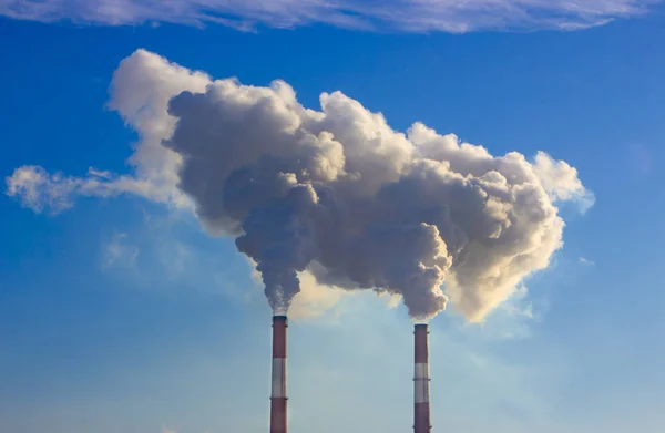 Rury instalacji emituje szkodliwych substancji do atmosfery. Zbliżenie na tle nieba — Zdjęcie stockowe