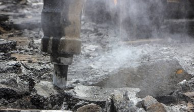 Kırma ve onarmak için beton yolun sondaj Ekskavatör