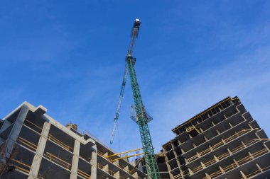 Mavi gökyüzü, bir çok katlı bina inşa süreci Vinçler