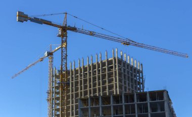 Mavi gökyüzü, bir çok katlı bina inşa süreci Vinçler