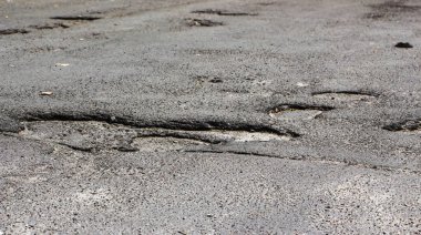 Waterfilled çukur Asfaltlı yol üzerinde