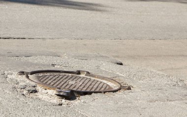 Waterfilled çukur Asfaltlı yol üzerinde