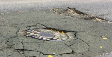 Waterfilled çukur Asfaltlı yol üzerinde