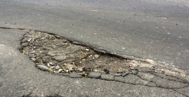 Waterfilled çukur Asfaltlı yol üzerinde