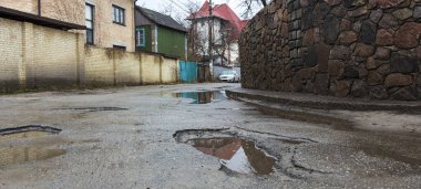 Waterfilled çukur Asfaltlı yol üzerinde
